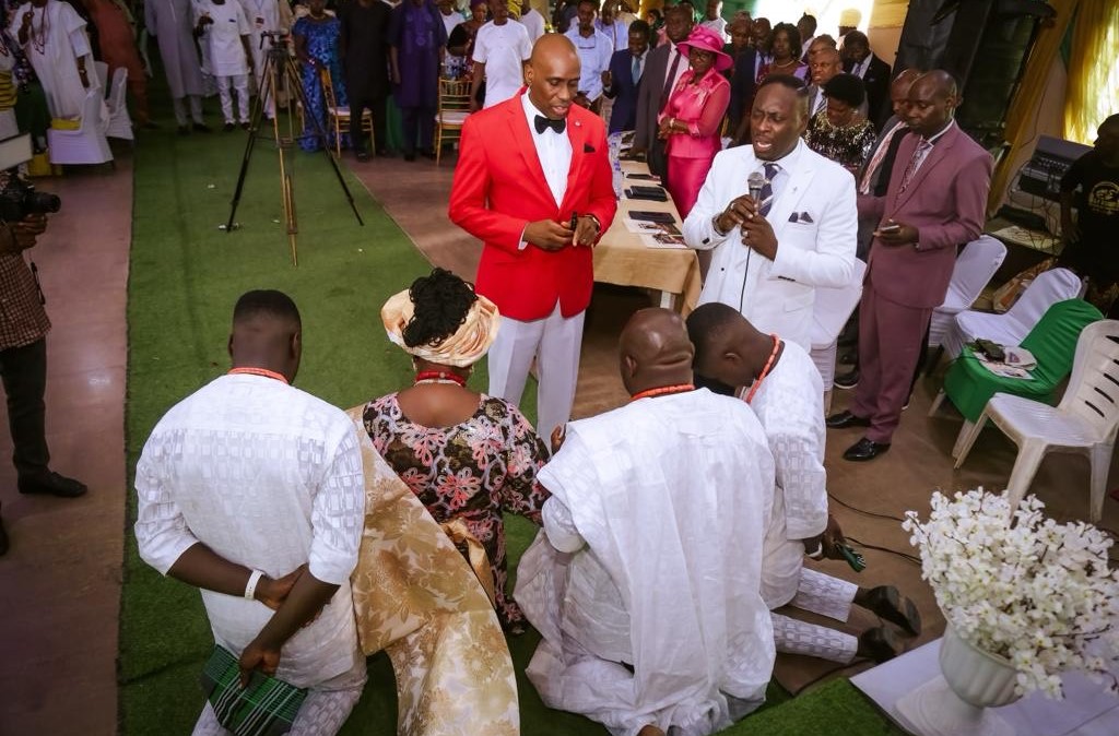 Owu Chief rolls out drum to celebrate wife at 50 - PENPUSHING